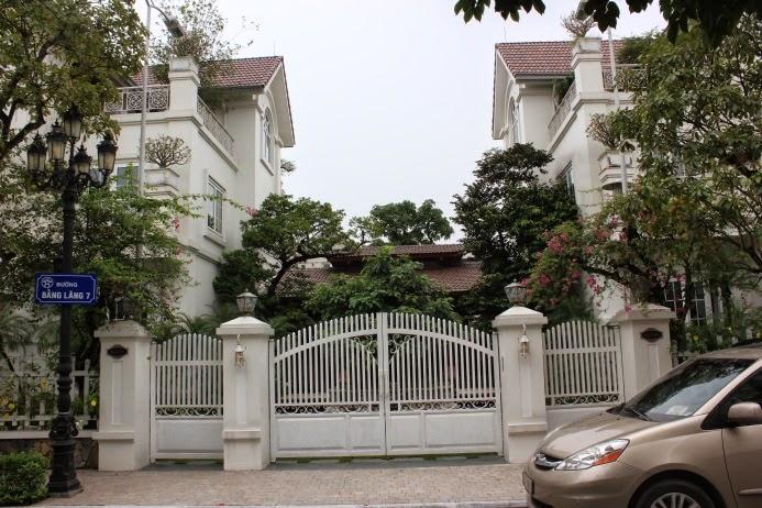 (1) Căn biệt thự số BL07-01 tại đường Bằng Lăng 07, Khu đô thị Sinh thái Vinhomes Riverside (Long Biên, Gia Lâm, Hà Nội) được mua với giá 31,7 tỷ đồng ngày 19/10/2011.