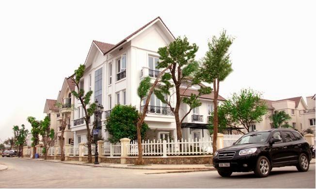 (3) Căn biệt thự số BL04-07 tại đường Bằng Lăng 04, cũng thuộc Vinhomes Riverside được mua cùng thời điểm ngày 19/10/2011 với giá 31 tỷ đồng, căn này do Phùng Thị Thu Huyền (sinh năm 1982, con gái