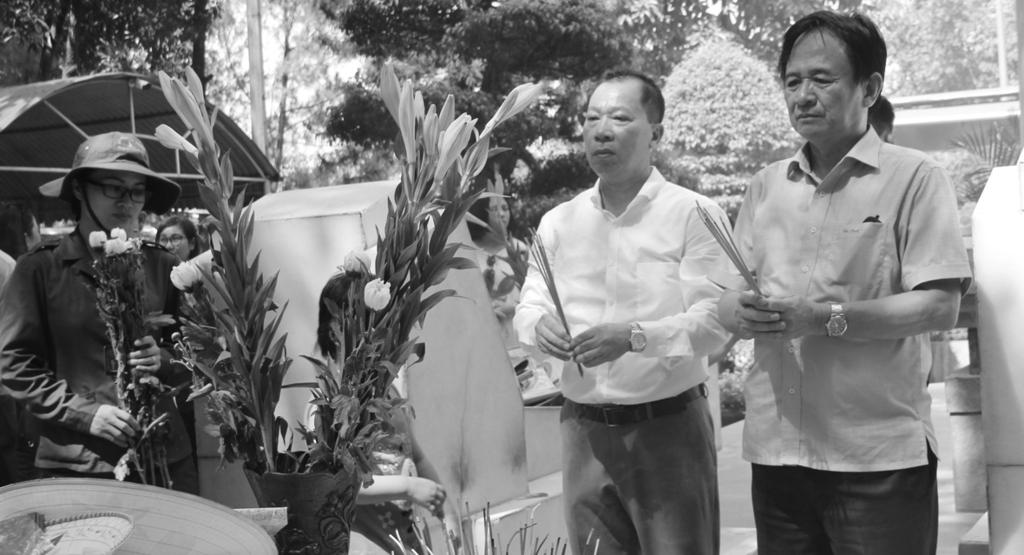 Khu di tích Ngã ba Đồng Lộc. lnhiều lần viếng thăm nhưng Tổng biên tập Đào Văn Hội cùng các phóng viên, cán bộ vẫn luôn xúc động trước anh linh 10 nữ thanh niên xung phong.