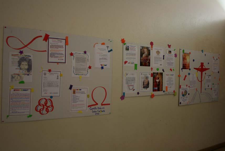 III. Setup Palanca Cộng Đồng Ban PhụngVụ sửa soạn các Palanca Cộng Đồng (Posters) trong Hội Trường Dùng các stickers để dán Posters thay vì ghim hoặc tape Trước khi dán lên tường (2 dẫy hành lang từ
