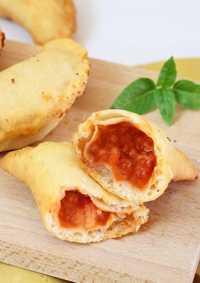P A N Z E R O T T I Traditional italian street food made of fried pocket of pizza dough packed with mozzarella and other ingredients Món ăn đường phố