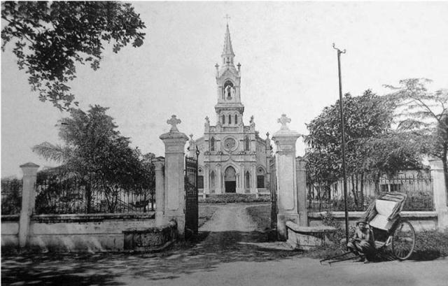 Hình nhà thờ năm 1902 Mô hình nhà thờ do Cha Gioan Baotixita Huỳnh Tịnh Hướng (hình 4) (lúc đó là Thầy Năm) vẽ kiến trúc và giúp Cha Tam trông coi việc xây dựng.