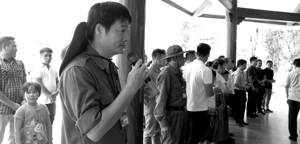 Người truyền lửa lịch sử ở Ngã ba Đồng Lộc Từ một cán bộ kế toán, anh Đào Văn Tuân trở thành thuyết minh viên tại Khu di tích Ngã ba Đồng Lộc một cách tình cờ.