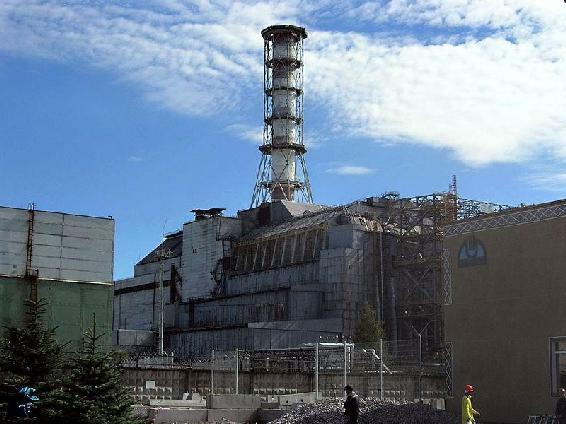 Chú Thích về Lịch Sử (Toà nhà chứa lò phản ứng số 4. Hình chụp năm 2006, bao gồm cả lớp vỏ bọc được dùng để niêm kín lò phản ứng sau khi nổ) Belarus không sở hữu một nhà máy năng lượng nguyên tử nào.