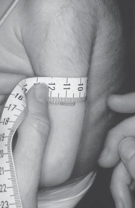 vai và mỏm trên lồi cầu xương cánh tay; hình 4) sau đó dùng một thước đo không co giãn và lấy trung bình của 3 lần đo tại trung điểm cánh tay (hình 5) Đo bề dày