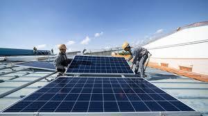 Các dự án điện mặt trời thu hút vốn ngoại Tính đến nay, VN đã có trên 80 dự án điện mặt trời với tổng công suất 4.460 MW đã hòa vào lưới điện quốc gia, chiếm khoảng 8,28% tổng sản lượng điện cả nước.