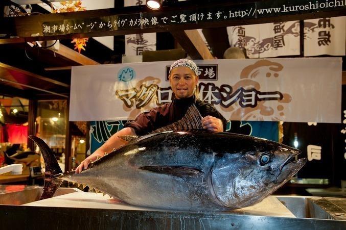 Ngày 02: KANSAI - OSAKA Ăn Trưa, Tối 08:30 Đến sân bay Kansai, xe đón đoàn khởi hành tham quan : Chợ cá Kuroshio là chợ thủy sản ở thành phố biển Wakayama, là một trong những chợ cá lớn nhất ở Nhật