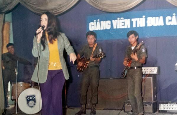 Từ trái: Ca sĩ Christiane Lê, Phan Kiên bass và Minh Hải guitar tại Trường Sinh Ngữ Quân Đội năm 1968.