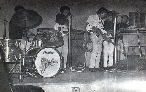 Ban The Flowers năm 1969 với Dong Le (trống), Phan Kiên bass,