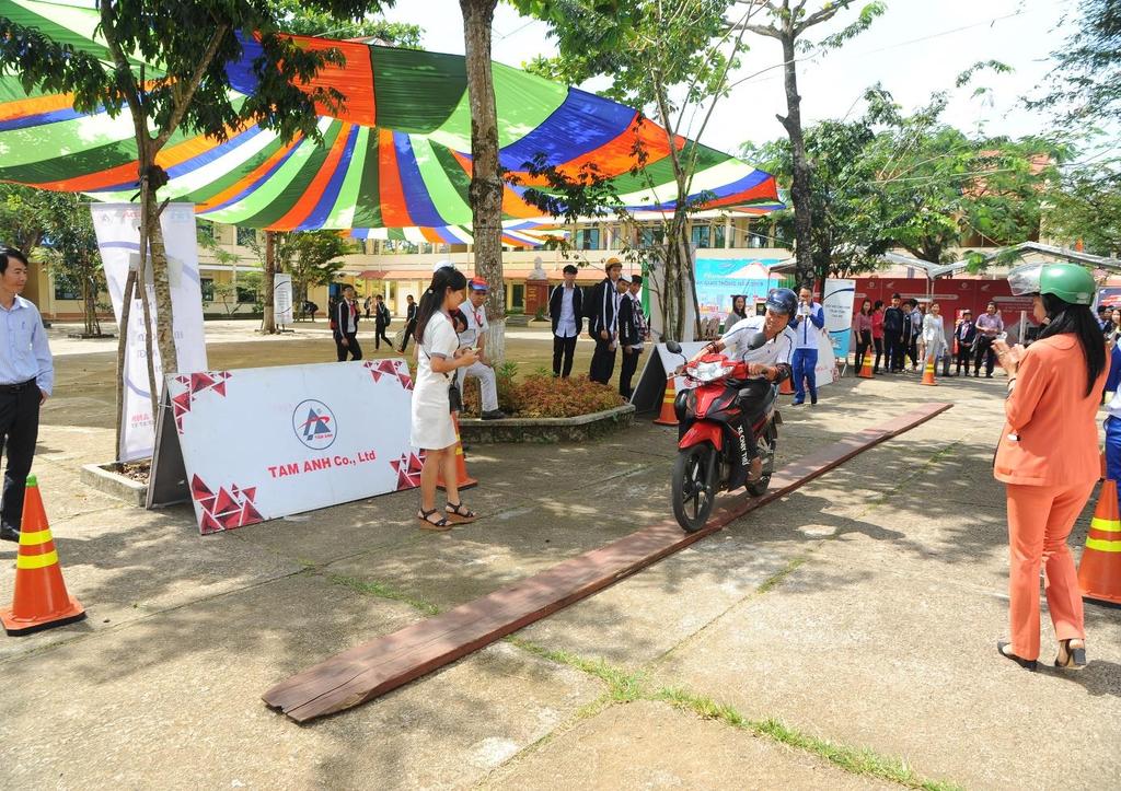 (Thầy Nguyễn Công Khanh Tổ Thể-Mỹ - đang cố gắng giữ thăng bằng để điê u khiển xe môtô cha y đu