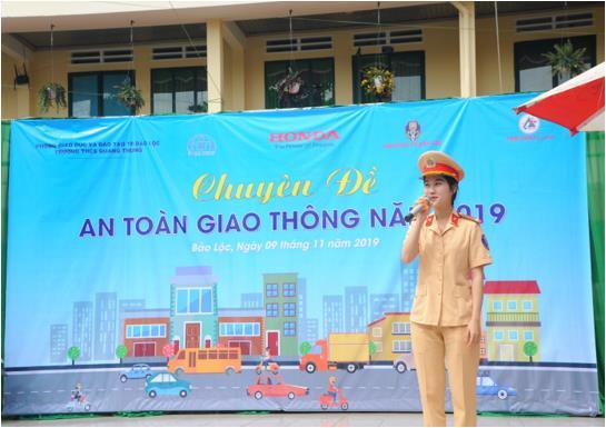 (Trung úy Nguyễn Hương Giang cán bô Tổ Tuyên truyê n đang tri nh bày vê thư