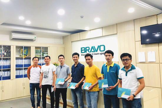 Khen thưởng chị Phạm Thị Thủy phòng Kinh doanh qua việc ký kết hợp đồng cung cấp phần mềm BRAVO cho Công ty Cổ phần Đầu tư Tập đoàn Tân Á Đại Thành triển khai các giai đoạn tiếp theo.