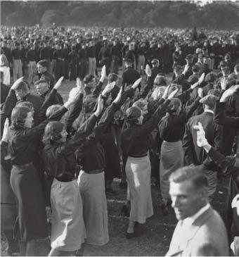 الفاشية والنوع شكل 1-9: عضوات باتحاد الفاشيني البريطاني تو دين التحية للسري أوزوالد موزلي.