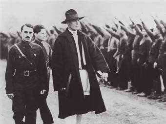 الفاشية شكل 1-1: كودريانو يتفقد قواته. لاحظ لباسه الريفي تحت معطفه وقبعته الحضريني.