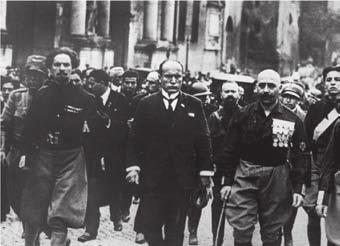 إيطاليا: «صناعة التاريخ بالقوة» شكل 1-4: مسرية «الزحف على روما» في ٢٨ أكتوبر ١٩٢٢. يظهر في الصورة من اليسار إلى اليمني: إيتالو بالبو وموسوليني وشيزاري ماريا دي فيكي وإيميليو دي بونو.