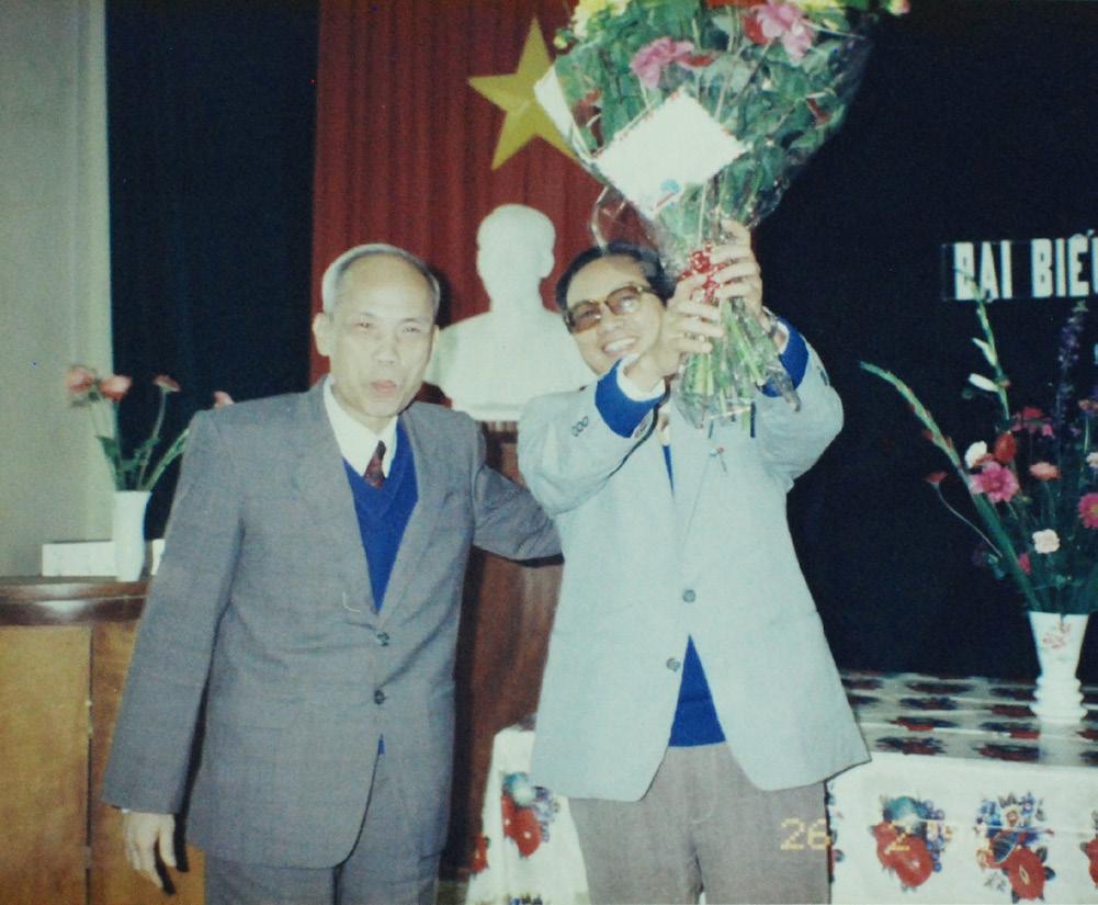 93 Đ/C Vương Văn Biện chủ tịch tỉnh Hà Tây đến dự, tặng hoa chúc mừng hội nghị đại biểu công nhân viên chức Công ty năm 1994 những kỹ thuật tiên tiến, hiện đại, nghiên cứu xây dựng những quy trình