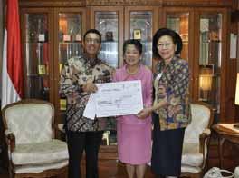 Ekai, wife of Ambassador of Kenya, Chairperson of the Bazaar 2009 and the committee presented a donation of 100,000 baht to the foundation which was received by Mr.