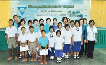 Chitra Watanasin, the Chairwomen of YWCA -Chonburi Center presented the certifi cate to the children.