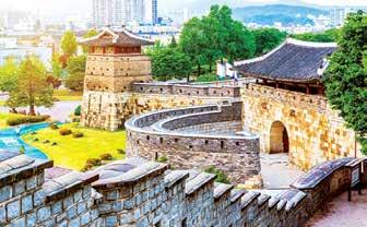 Đây là địa điểm tham quan, chụp ảnh yêu thích của du khách khi đến với Hàn Quốc vào mùa thu. Cung điện Changdeokgung được UNESCO công nhận là Di sản văn hóa thế giới vào năm 1997.