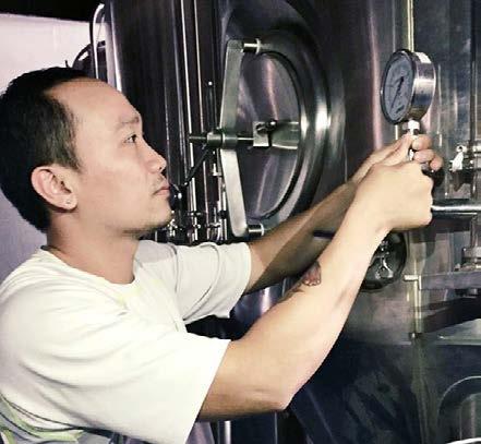 Trung Dau Chuyên Gia Nấu Bia Bắt đầu với sự tò mò, chuyên gia nấu bia người Việt - Trung Đậu - đã phát triển đam mê và nghiên cứu về ngành khoa học ủ bia.
