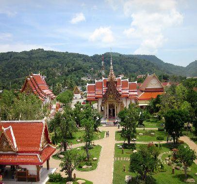 dẫn. Xe đón quý khách tham quan: Chợ Trái Cây, Vườn Lan và chùa Wat Chalong. Mũi Laem Phrom Thep: điểm cực nam của Phuket nơi quý khách có thể ngắm h oàng hôn rực rỡ.