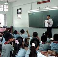 Trong một lớp học, thầy giáo đang quay lưng về phía bảng còn học sinh đang nhìn lên bảng (hình H1.9).