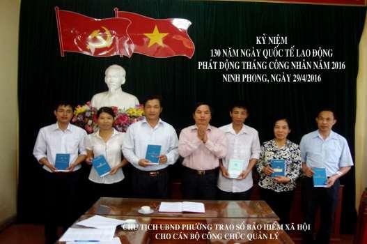 149 Ảnh 7: Chủ tịch UBND phường Ninh Phong trao sổ Bảo hiểm
