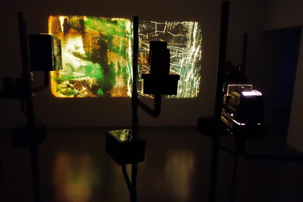 Palimpsest (tạm dịch: Thạch Thư) 2011-hiện nay Cỗ máy chiếu ánh sáng sử dụng máy chiếu Thấu kính sơn mài (Lacquerscope) thủ