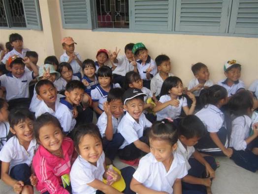 Ủng hộ học sinh và người dân sau thiên tai tại Bản Sen, Vân Đồn, Quảng Ninh Tháng 7/2015, cán bộ nhân viên Công ty Bảo hiểm BIDV Quảng Ninh đã tổ chức chuyến đi từ thiện trao quà cho học sinh và