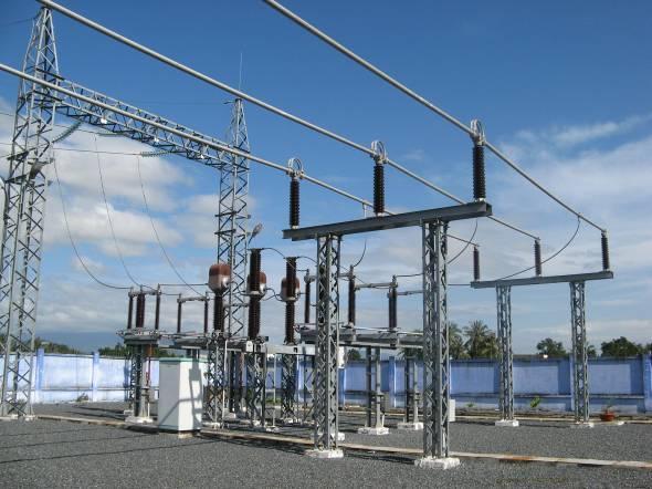 Công ty Cổ phần Điện lực Khánh Hòa Báo cáo thường niên 2009 13 dụng công nghệ điều khiển trạm biến áp tích hợp từ xa (bán người trực) đã làm giảm đáng kể tỷ lệ tổn thất điện năng của lưới điện 110kV