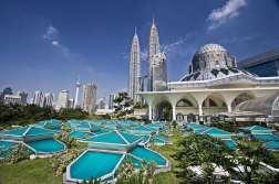 Sau khi ăn sáng, Quý khách thăm thành phố đầy mầu sắc Putra Jaya - thủ đô hành chính mới của Kuala Lumpur, Quảng trường Hồi giáo Putra và dừng chân chụp ảnh bên ngoài Tòa nhà Perdana Putra - Văn