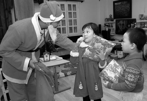 Dịch vụ Ông già Noel tặng quà hút khách Giáng sinh là dịp lễ ngày càng phổ biến đối với nhiều gia đình tại Việt Nam hiện nay.