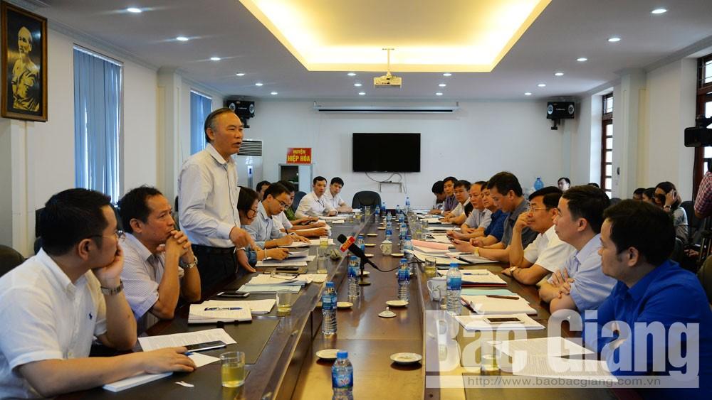 Sáng 24-4, đoàn công tác Bộ Nông nghiệp và PTNT do Thứ trưởng Phùng Đức Tiến làm trưởng đoàn đã kiểm tra tình hình phòng, chống bệnh dịch tả lợn châu Phi (DTLCP) tại Bắc Giang.