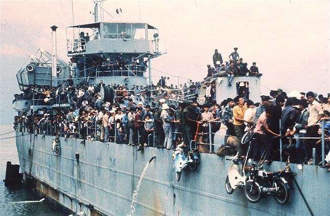 Di Tản Từ Cam Rang Tới Vũng Tàu, Tháng 4-1975. Tàu Hải quân Việt nam số hiệu HQ-504 từ Miền Trung tới Cảng Vũng Tàu ngày 3 tháng 4-1975, chở hơn 7,000 lính và dân di tản.