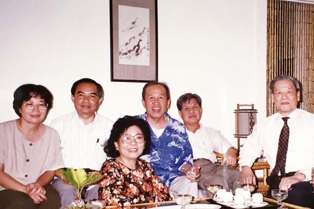 Hình 8: tại nhà Võ Phiến 30.07.1994, từ phải: Gs Trần Ngọc Ninh, Chủ nhiệm Bách Khoa Lê Ngộ Châu, anh chị Võ Phiến, vợ chồng Lê Tất Điều.