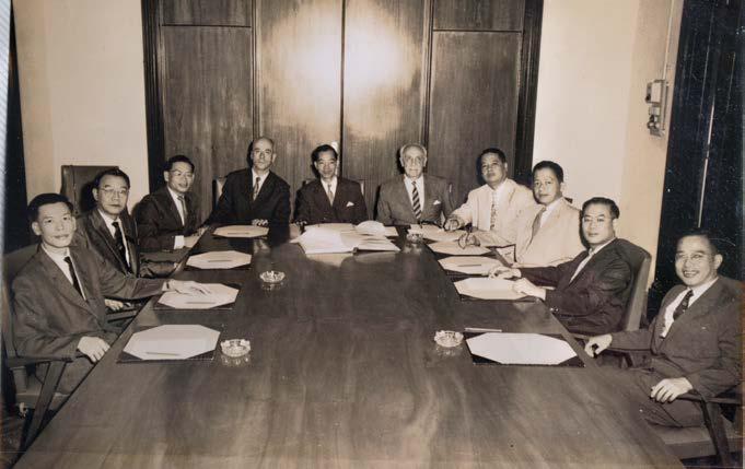 [Album gia đình Gs Phạm Biểu Tâm] Hình 4: Một buổi họp Hội Đồng Khoa Đại học Y Khoa Sài Gòn, từ trái, Gs Trần Ngọc Ninh, Gs
