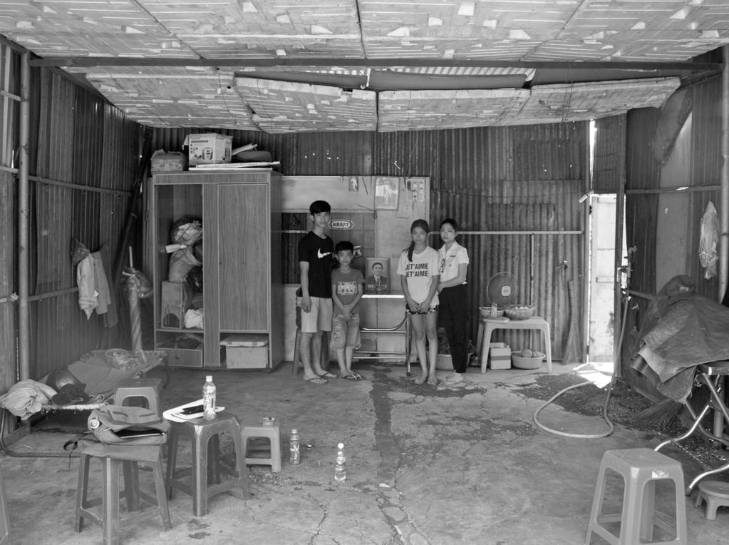 Hai năm sau đó, người mẹ vì không chịu được áp lực cuộc sống ĐỒNG NAI: Đàn con mồ côi sém ra đường vì một xác nhận vội vã của phường Đó là trường hợp của các em: Nguyễn Trường Duy (SN 1996), Nguyễn