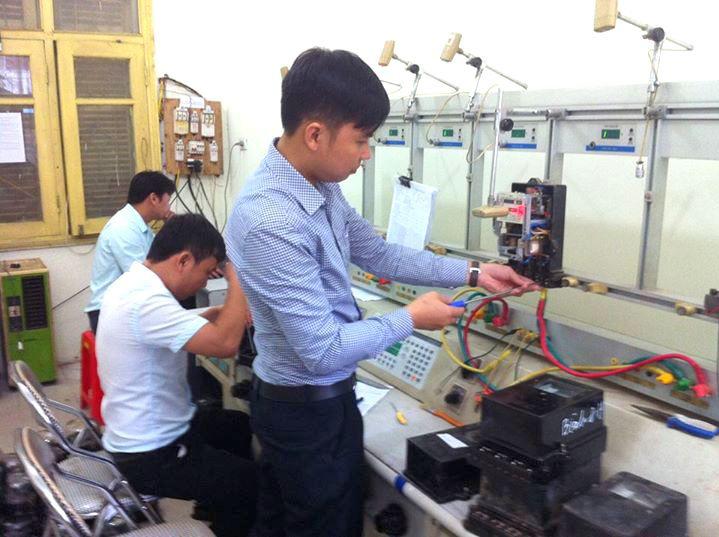 Ảnh: Kiểm định công tơ điện tại Trung tâm Kỹ thuật Tiêu chuẩn Đo lường Chất lượng Bắc Giang để các tổ chức, cá nhân nâng cao ý thức tuân thủ pháp luật về đo lường.