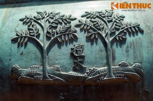 Hàng trên, về phía trái của chữ "Nghị đỉnh" là hình tượng "Mai", nghĩa là cây hoa mai, loài cây nằm trong bộ Tứ quý Tùng, Cúc, Trúc, Mai theo quan niệm truyền thống của người