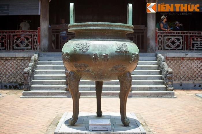 8. Cao đỉnh Các hình khắc trên Cửu Đỉnh nhà Nguyễn được coi là một cuộc triển lãm những tác phẩm mỹ thuật tuyệt vời, mang tính biểu tượng cho sự giàu đẹp của nước Việt.