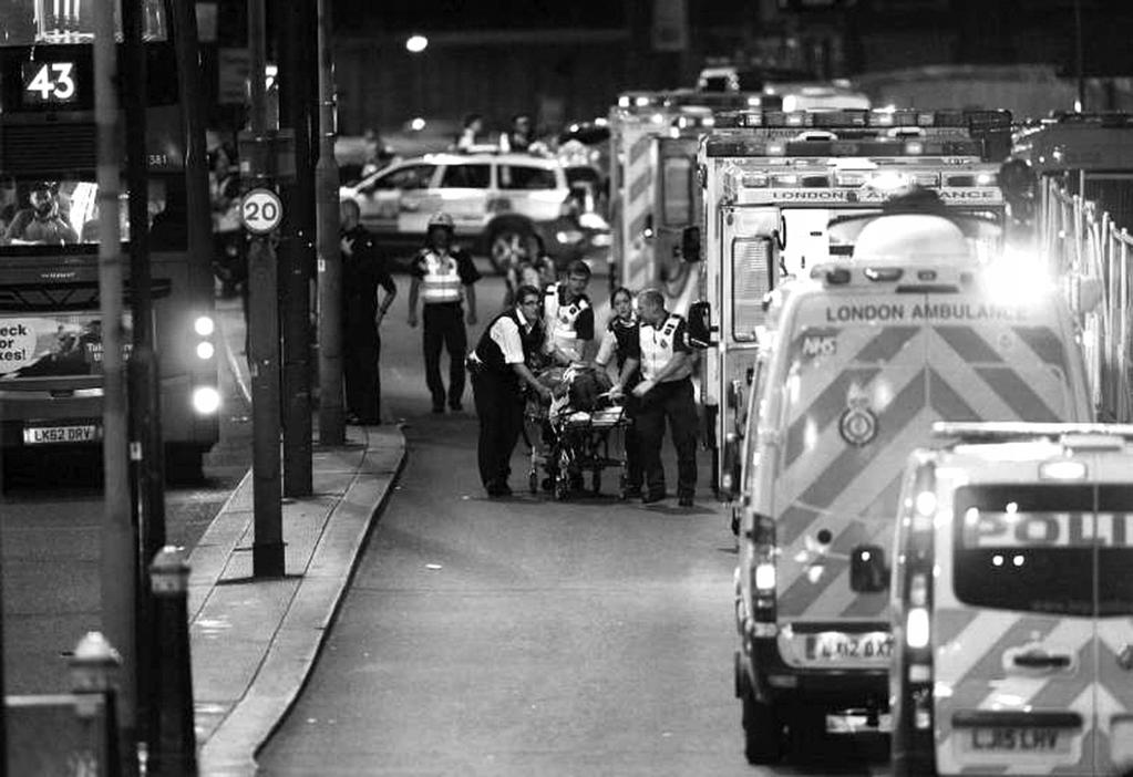 20 Tấn công khủng bố ngay trung tâm London, 7 người thiệt mạng Ít nhất 7 người đã thiệt mạng và 48 người bị thương trong vụ tấn công khủng bố xảy ra ngay ở trung tâm thủ đô London của Anh.