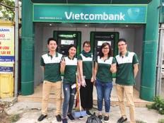 liệu xanh, thân thiện với môi trường Bài & Ảnh: Hồ Thị Vân Anh Ông Hoàng Huy Nam Chủ tịch CĐCS Vietcombank Ninh Bình (đứng thứ 3 từ trái sang) trao tặng 15 suất quà cho học sinh nghèo vượt khó, tổng