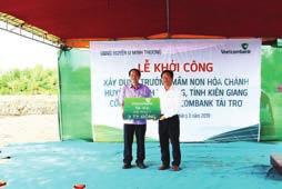 Với truyền thống của mình, công tác ASXH luôn được đặt lên hàng đầu trong quá trình hoạt động Ông Nguyễn Thanh Bình- Phó GĐ VCB Nam Định (đứng thứ ba từ trái sang) nhận hoa và kỷ niệm chương của