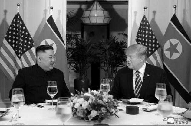 Ông Trump và ông Kim đã có cuộc gặp riêng trước khi bước vào cuộc đàm phán mở rộng với sự tham gia của các cố vấn từ 2 bên.