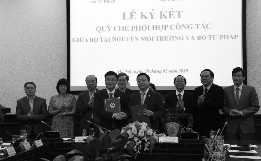 Tham dự và ký kết Quy chế có Bộ trưởng Bộ Tư pháp Lê Thành Long, Bộ trưởng Bộ Tài nguyên và Môi trường (TNMT) Trần Hồng Hà.
