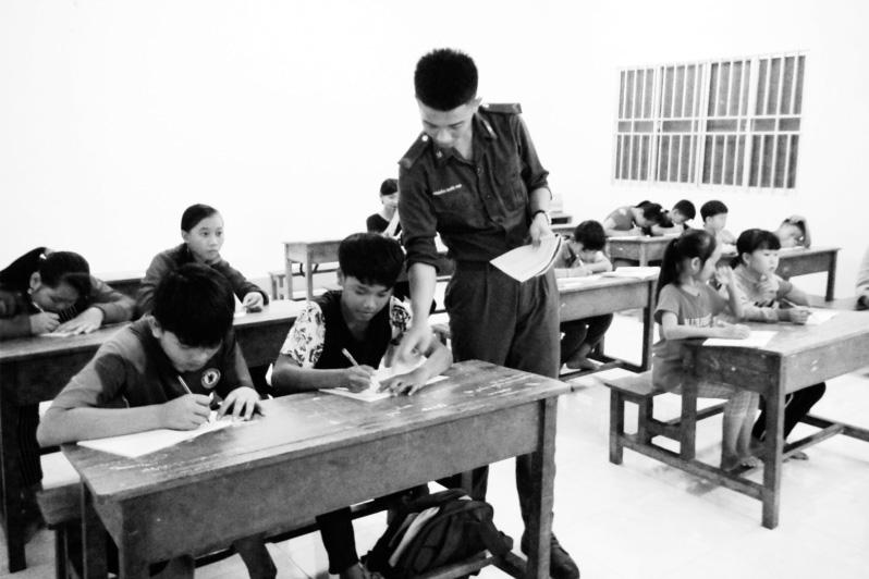 QUốC PHÒNG - AN NINH 7 Lớp học tình thương nơi biên giới Nhiều năm nay, các chiến sĩ Đồn Biên phòng (ĐBP) Tuyên Bình (Bộ đội Biên phòng tỉnh Long An) đã vượt qua những khó khăn để duy trì lớp học