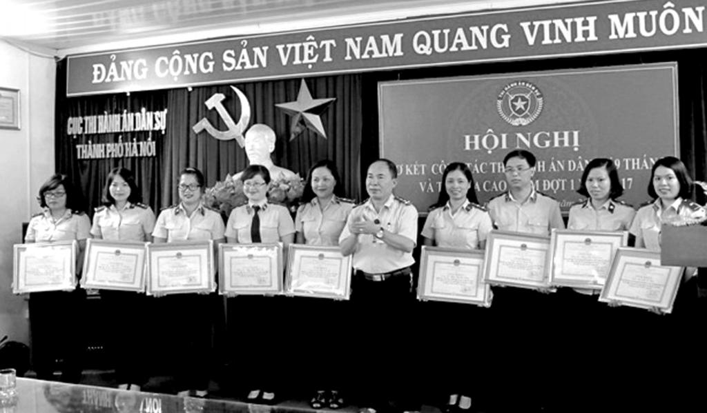 6 Số 216 (6.834) Thứ Sáu 4/8/2017 Cục Thi hành án dân sự (THADS) TP Hà Nội vừa tổ chức hội nghị sơ kết công tác 9 tháng đầu năm 2017 và sơ kết phong trào thi đua cao điểm đợt 1.
