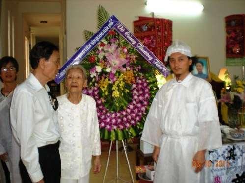 Bà quả phụ Tô Kiều Ngân và con trai cùng Văn Quang bên bàn thờ nhà thơ Tô Kiều Ngân.