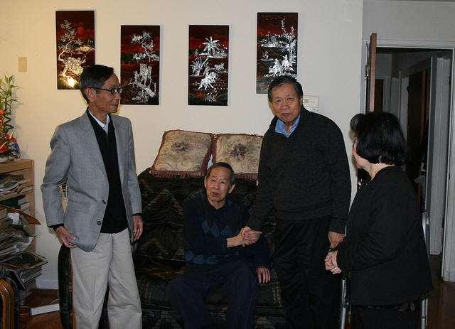 Hình chụp tại nhà Lãm: người đứng bên trái là Thiếu Tướng Bùi
