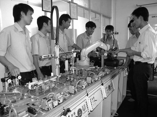 8 GIA đình Giáo dục nghề nghiệp sẽ là bài toán lớn của năm 2019 Việt Nam hiện còn một tỉ lệ rất lớn lao động chưa có trình độ chuyên môn kỹ thuật lên đến gần 80% và mỗi năm có đến trên 300.